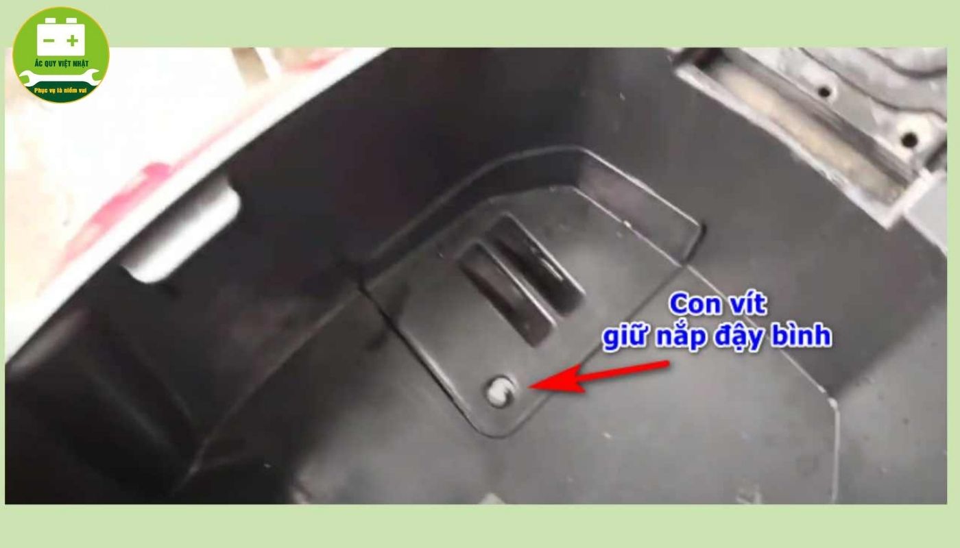 Sử dụng tua vít mở ốc ở cốp để thay bình ắc quy xe Grande