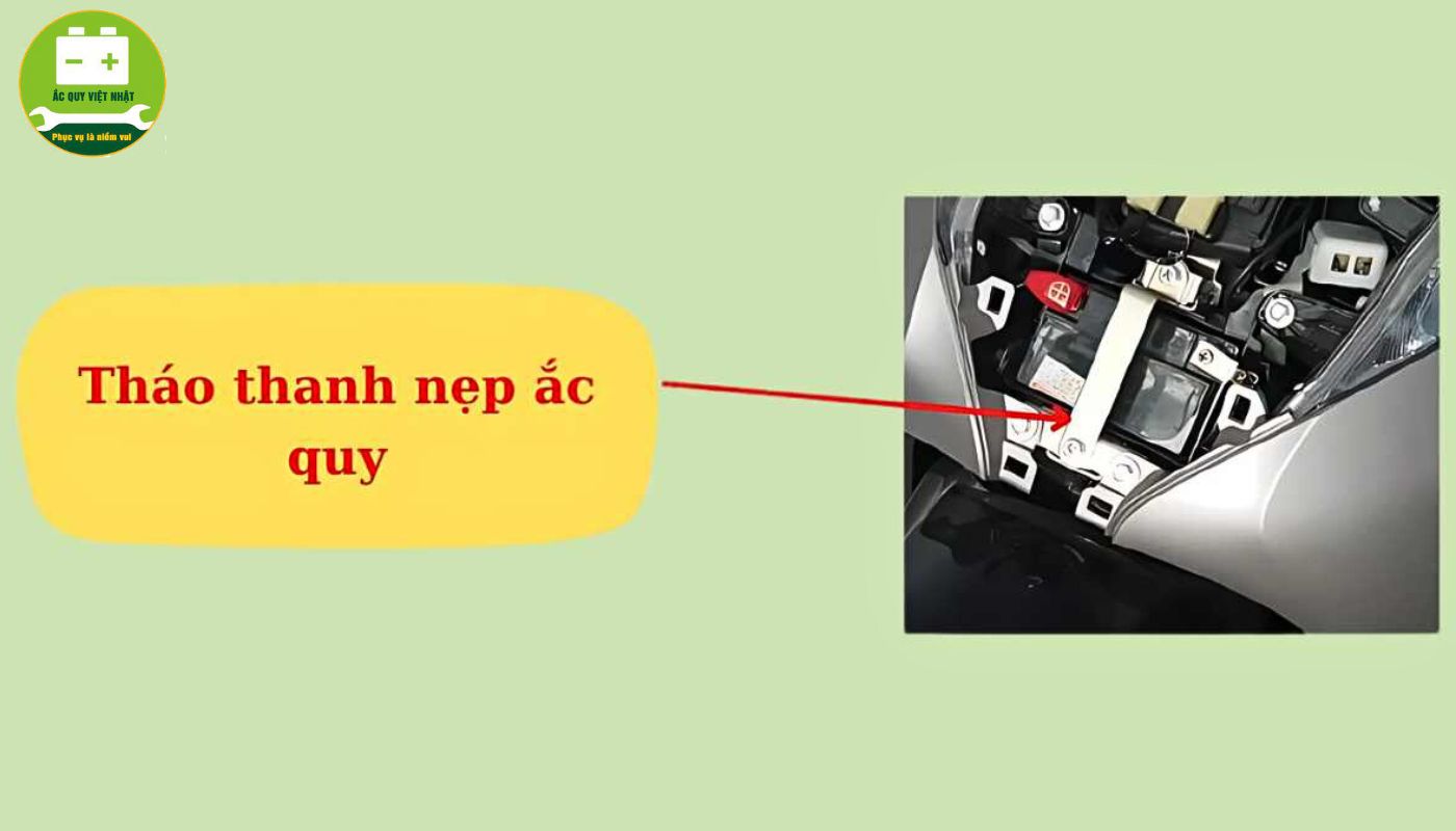 Tháo thanh cố định giữ bình ắc quy ra khỏi vị trí