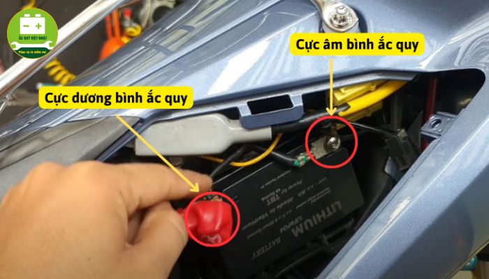 Bước 3: Tháo các cực của ắc quy