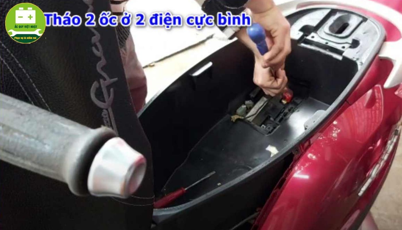 Tiến hành tháo lần lượt hai ốc cố định tại cực âm (-) và cực dương (+) của bình ắc quy xe Yamaha Grande