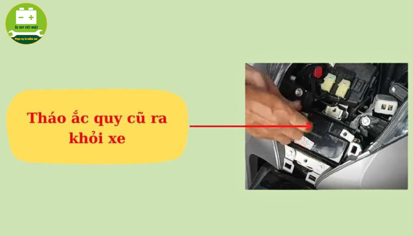 Nhẹ nhàng nhấc bình ắc quy cũ ra khỏi hộc chứa