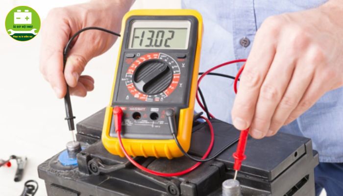 Cách kiểm tra bình acc quy của xe Lead