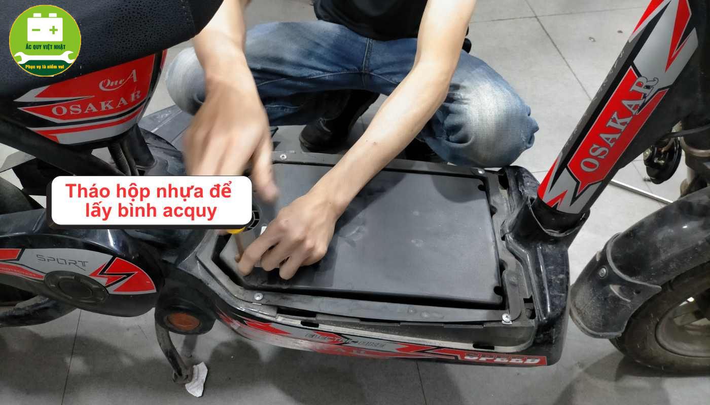 Cách tháo bình ắc quy xe điện khi nằm trong hộp nhựa