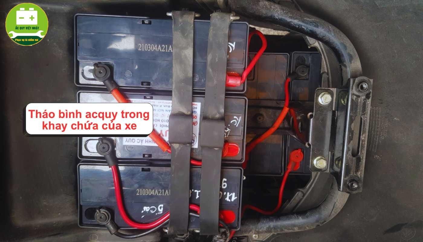 Hướng dẫn tháo bình ắc quy cố định trong khay chứa