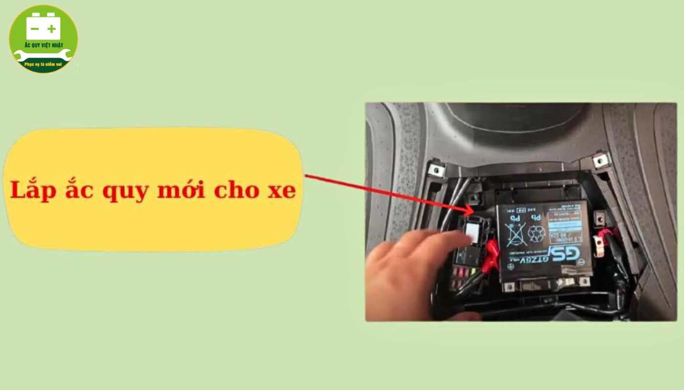 Lắp bình ắc quy mới vào đúng vị trí trên xe SH Mode 2021