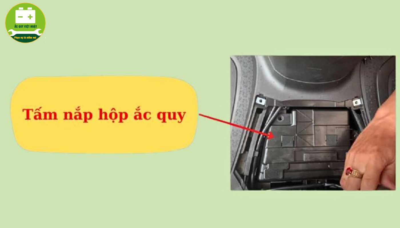 Sử dụng tua vít để gỡ nắp hộp ắc quy