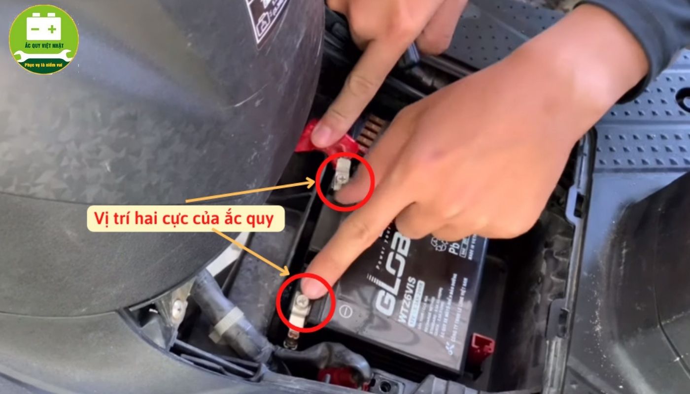 Với Vision đời mới (từ 2020), cực dương (+) và cực âm (−) nằm ở hai đầu bình ắc quy, hướng lên trên để thuận tiện kết nối