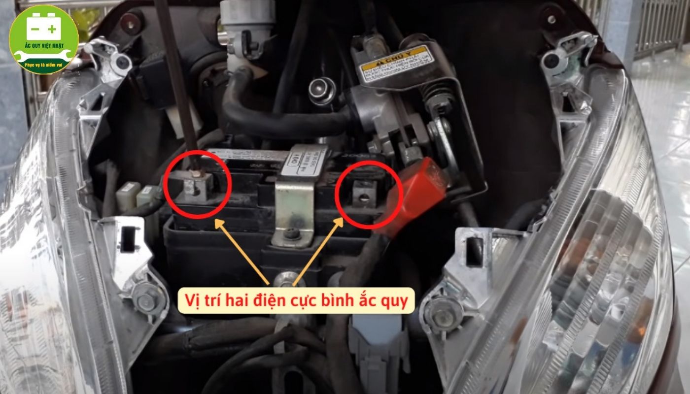 Vị trí bình ắc quy trên xe vision đời cũ và vị trí 2 cực điện
