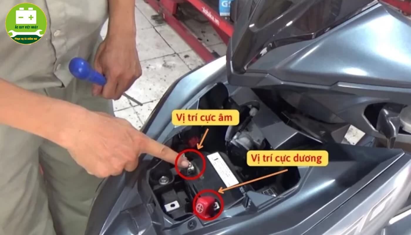 Cách tháo bình ắc quy xe airblade