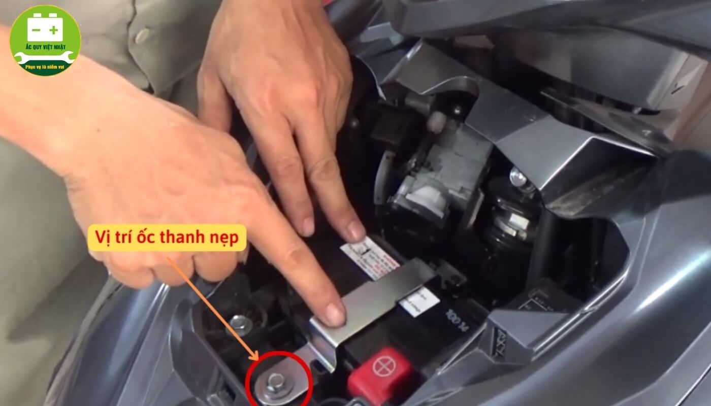 Cách thay bình ắc quy xe airblade