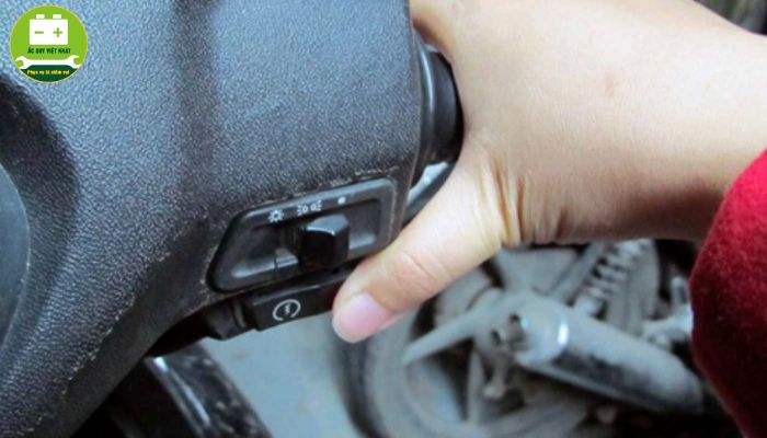 Khởi động xe và đo điện áp bằng đồng hồ vạn năng