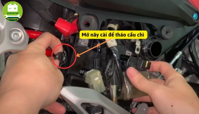 Mở nẫy cài để tháo cầu chì
