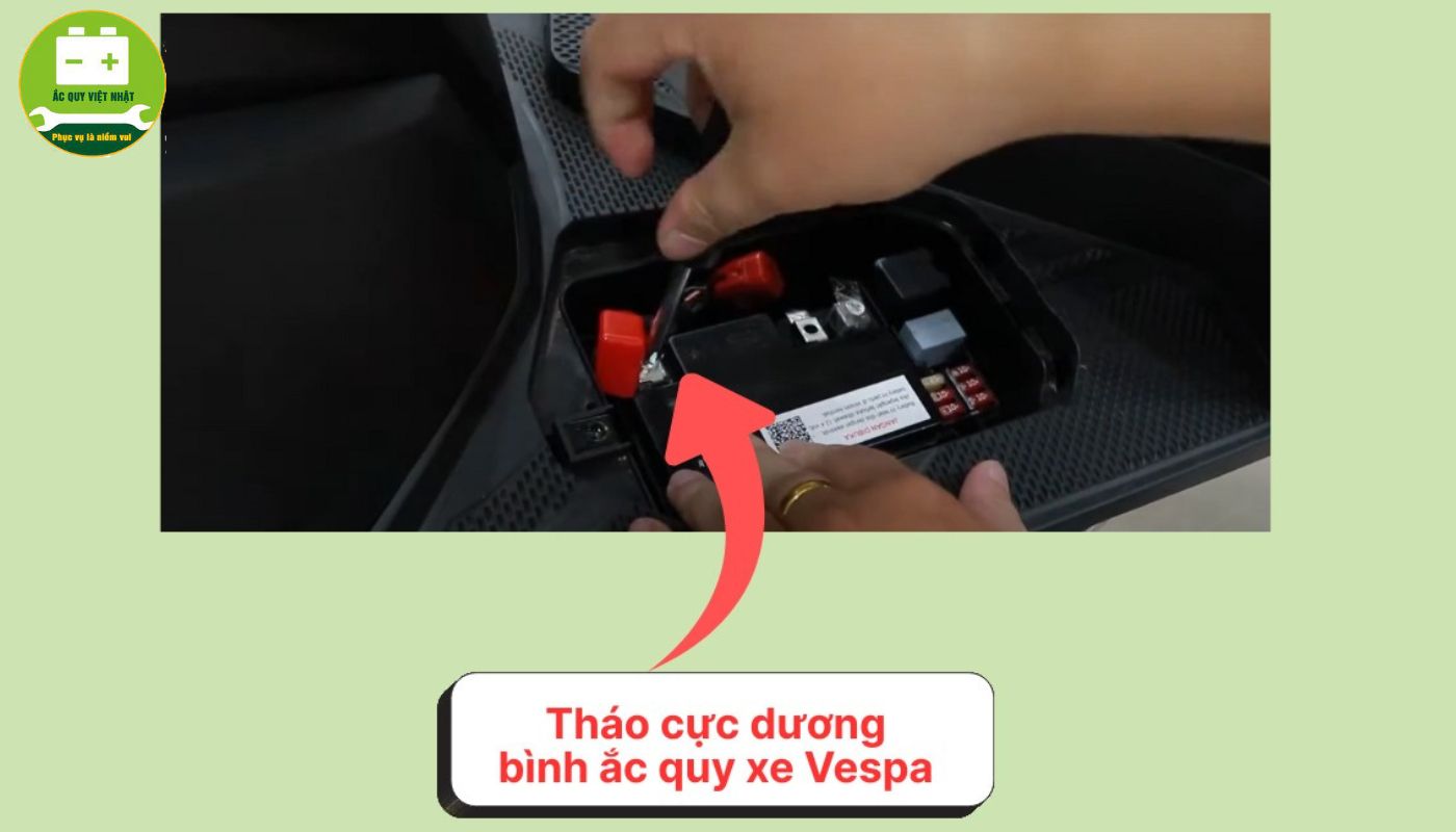 Cách tháo bình xe Vespa - Tháo cực dương Cách tháo bình xe Vespa - Tháo cực dương