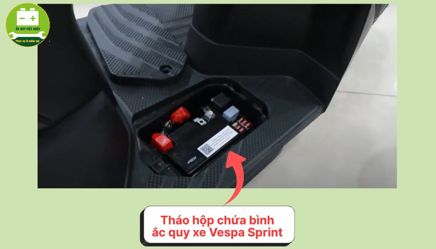 Cách tháo bình ắc quy xe Vespa Sprint Cách tháo bình ắc quy xe Vespa Sprint