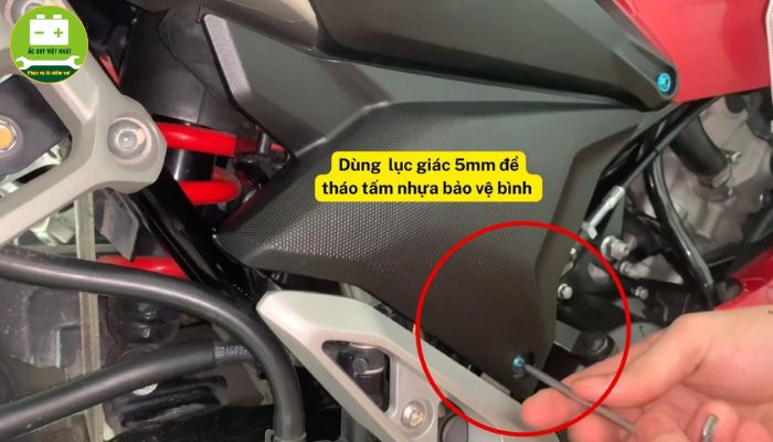 Tháo ốp nhựa bảo vệ bình ắc quy