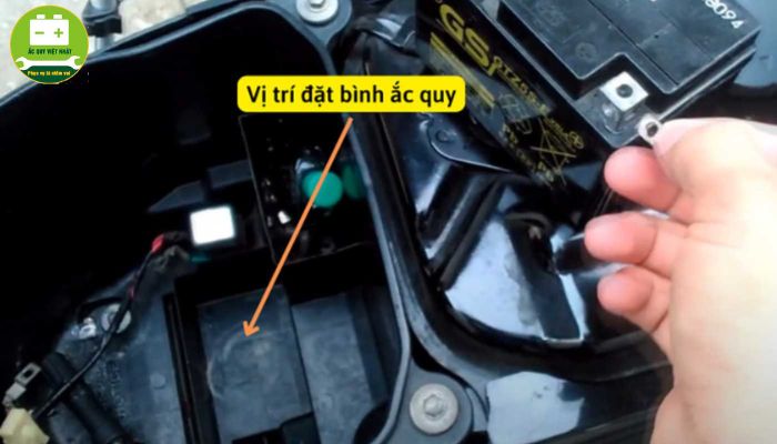 Thay bình ắc quy mới vào xe Wave
