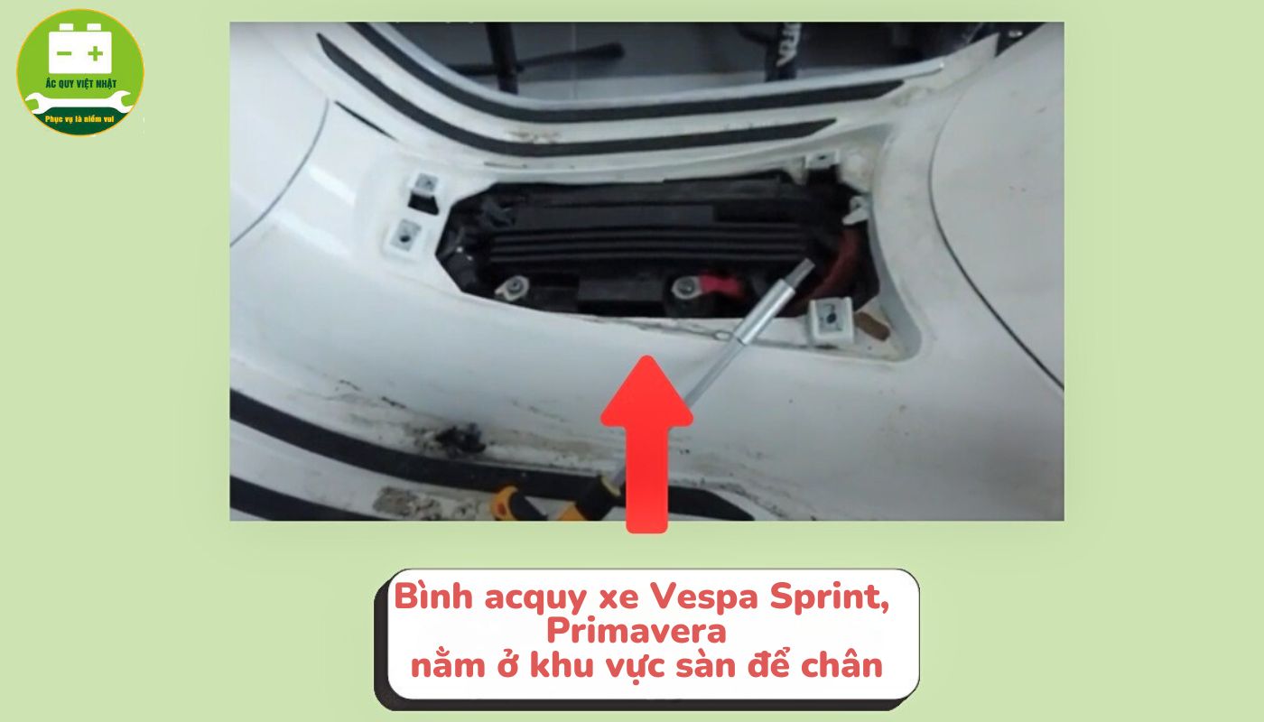 Vị trí bình ắc quy xe Vespa Sprint, Primavera nằm ở ngay trước chỗ để chân Vị trí bình ắc quy xe Vespa Sprint, Primavera nằm ở ngay trước chỗ để chân