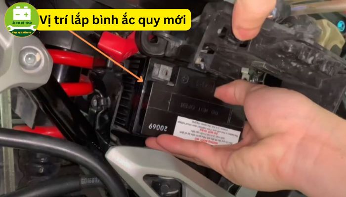 Lắp bình ắc quy mới