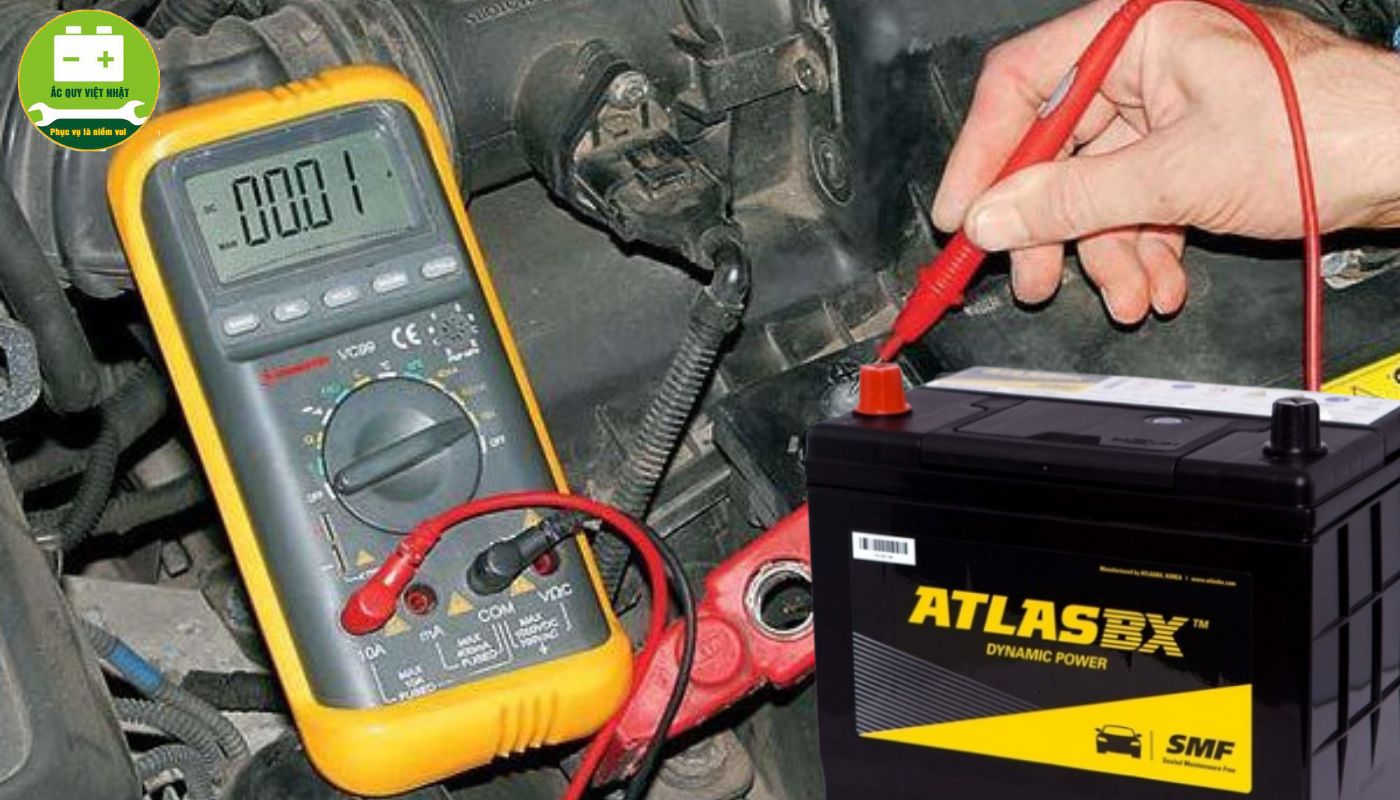 Điện áp bình ắc quy ô tô theo tiêu chuẩn là 12V nhưng có thể cao hơn