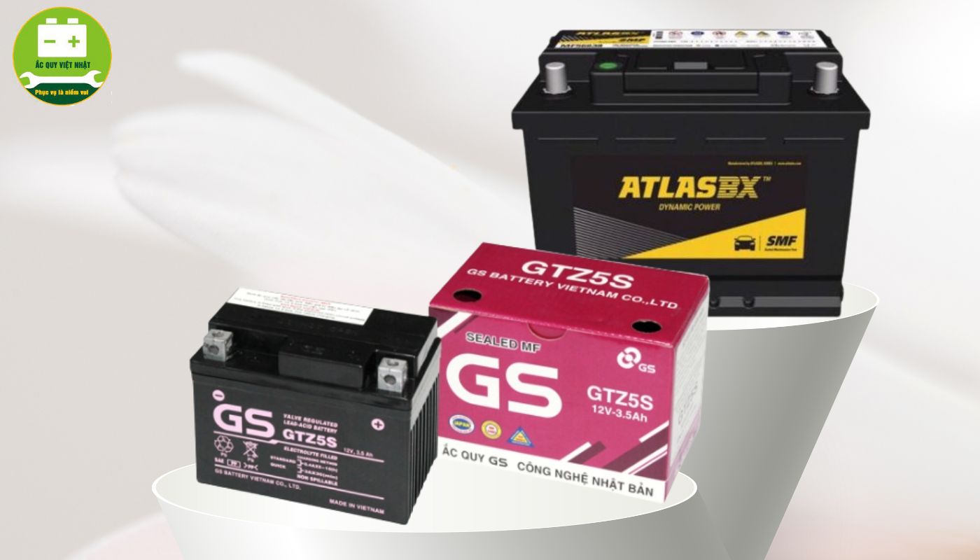 So sánh ắc quy GS và Atlas về giá cả